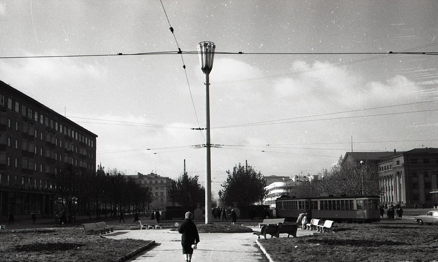 1960-е, романтический «островок» со скамейками внутри трамвайного кольца на Ленина — Луначарского. 1960-е, романтический «островок» со скамейками внутри трамвайного кольца на Ленина — Луначарского.