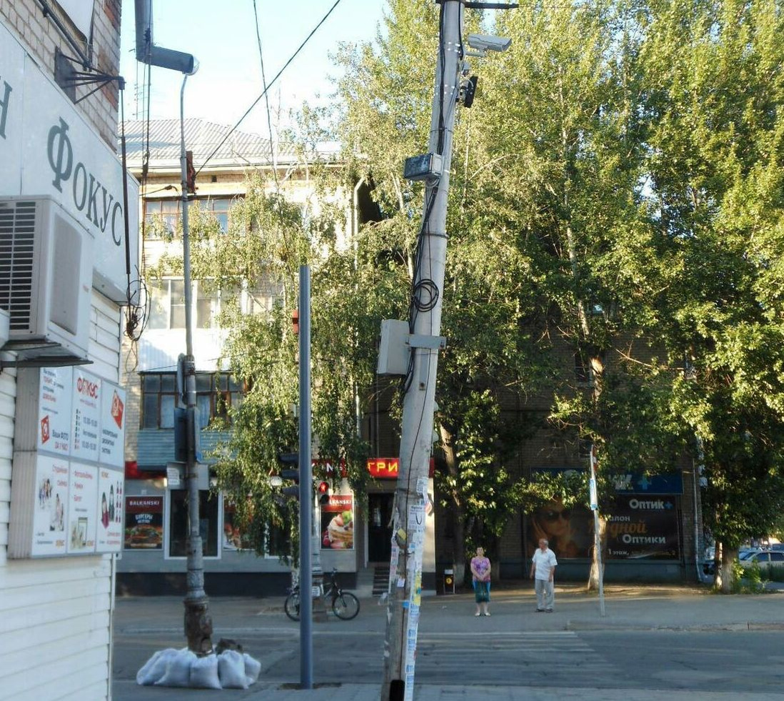 Горожане удивляются, как световые опоры еще стоят Горожане удивляются, как световые опоры еще стоят