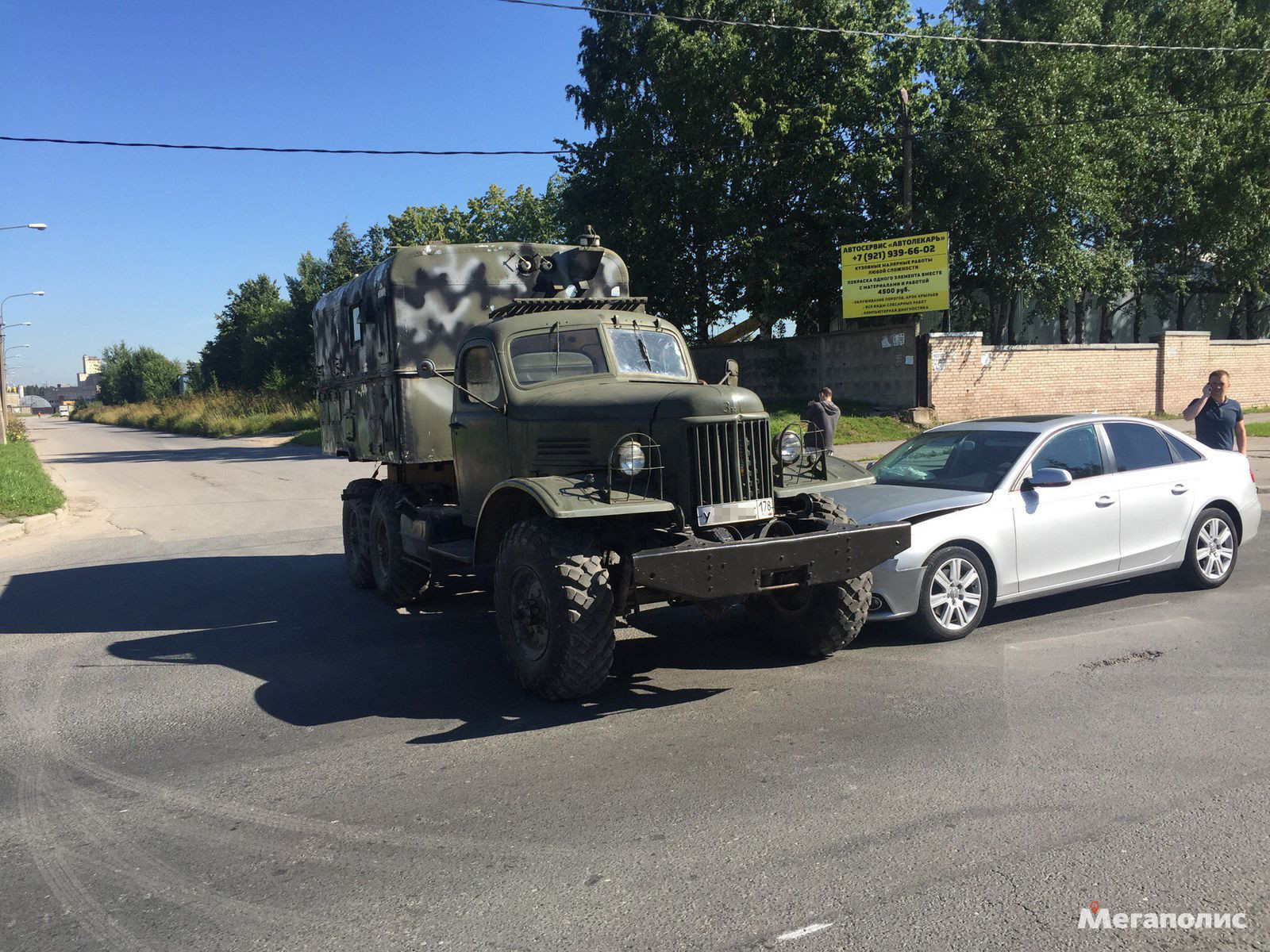 ЗИЛ-157 попал в ДТП на Автобусной не глядя - 16 августа 2017 - ФОНТАНКА.ру