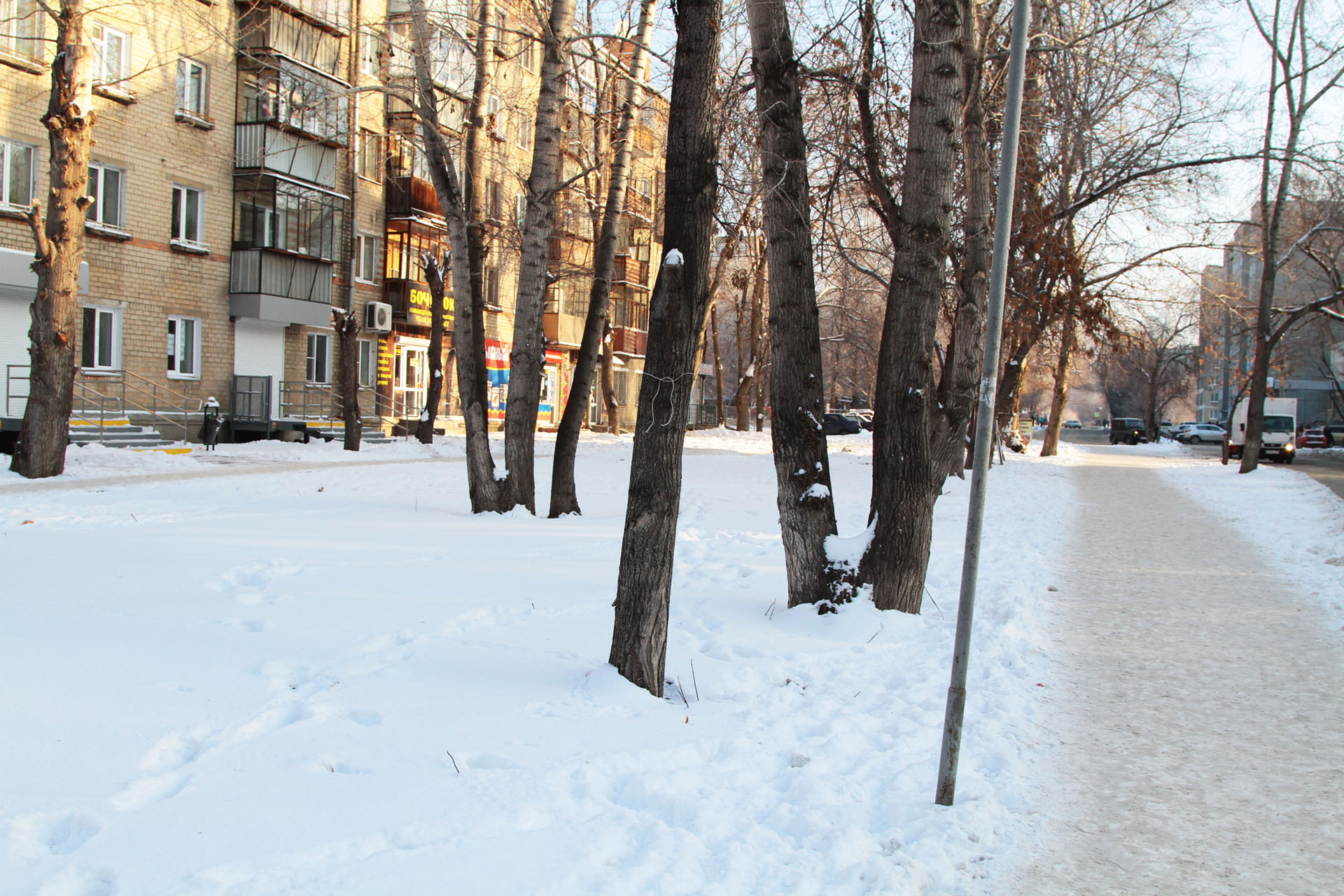 Наш фотограф проверил — на Агалакова действительно снесли 18 киосков. Места, где они стояли, уже припорошило снегом