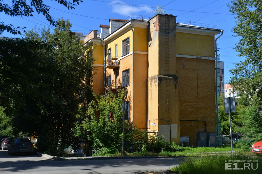 А на улице Крупской стоит вот такой интересный дом.