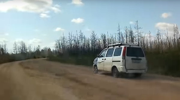 Погоня за женщиной, которая пыталась задавить следователя. Кадр из видео в YouTube