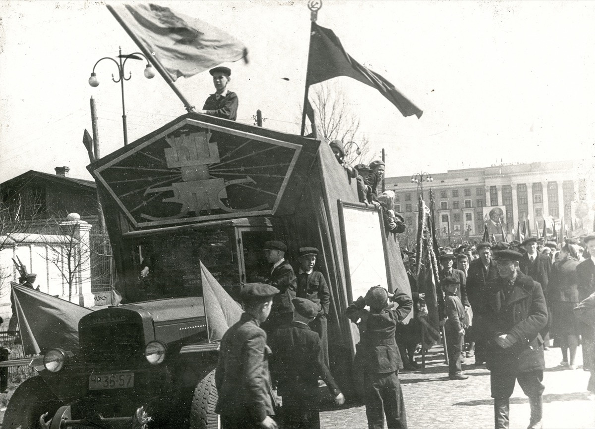 Колонна эвакуированного из Москвы ЗИСа на челябинской демонстрации. 1940-е