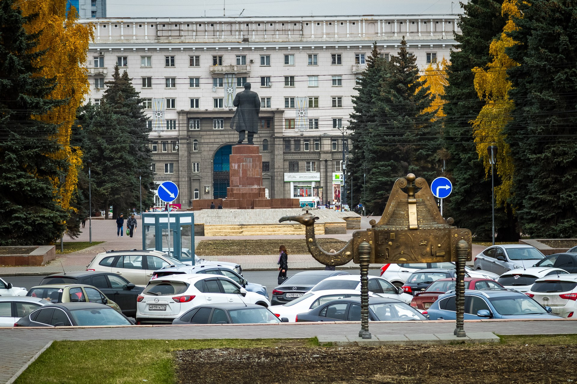 Парковка на Театральной площади забита с утра до самого вечера Парковка на Театральной площади забита с утра до самого вечера