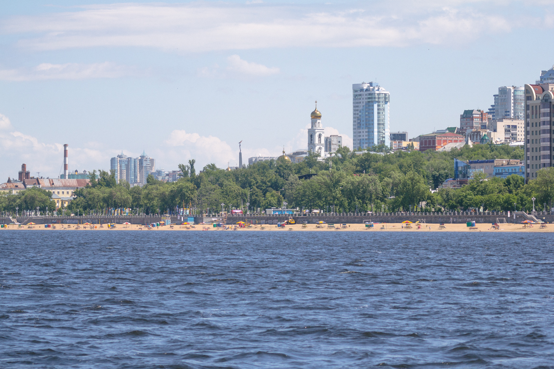Температура волги в самаре сейчас. Волга река Тольятти. Город Самара река Волга. Волга около Самары. Вид на набережную Самары с реки.