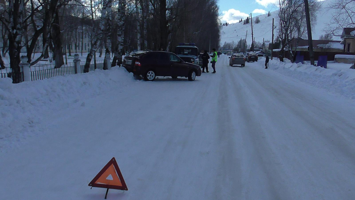 Судя по всему, машину занесло на заснеженной дороге в пешехода Судя по всему, машину занесло на заснеженной дороге в пешехода