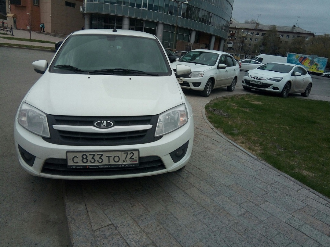 На этот тротуар автомобилисты заезжают постоянно На этот тротуар автомобилисты заезжают постоянно