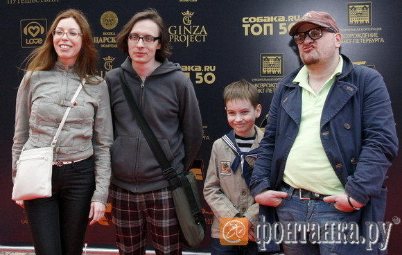 Писатель Илья Стогов, писатель Андрей Аствацатуров (победитель в номинации "Литература") со спутниками.