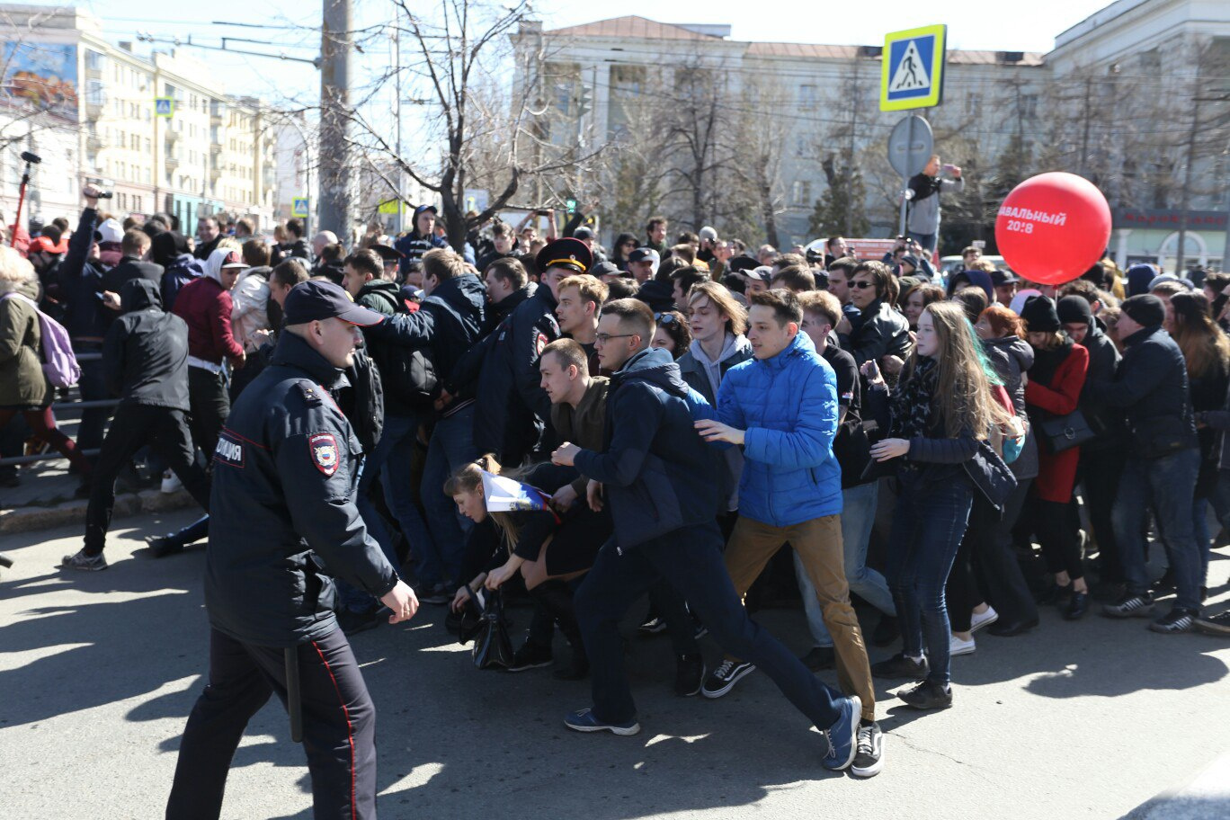 Участники акции пытаются прорваться через полицейские усиления