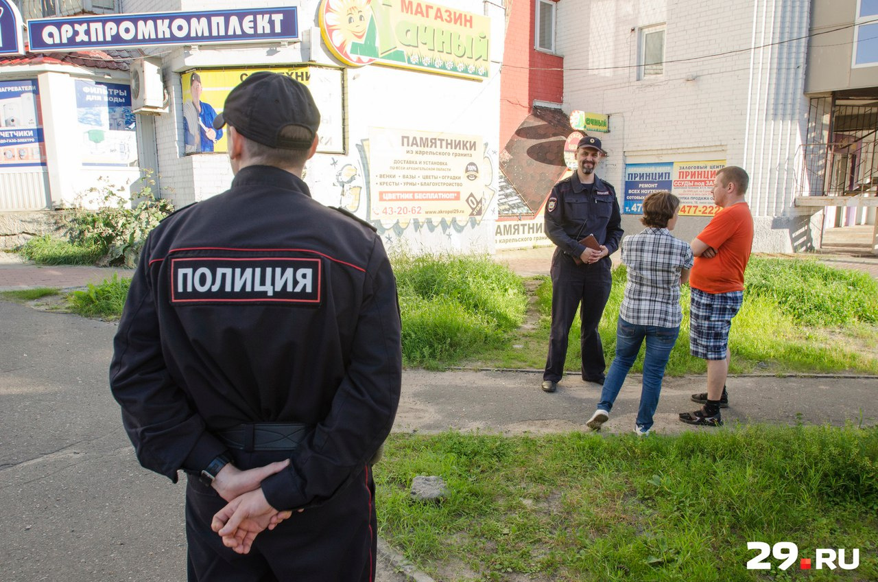 Приветливые полицейские наблюдали за происходящим со стороны. Сказали, что они за мир во всем мире Приветливые полицейские наблюдали за происходящим со стороны. Сказали, что они за мир во всем мире