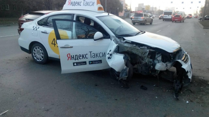 Пассажир погиб, таксист — в больнице: в ГИБДД  рассказали об утреннем  ДТП в Челябинске