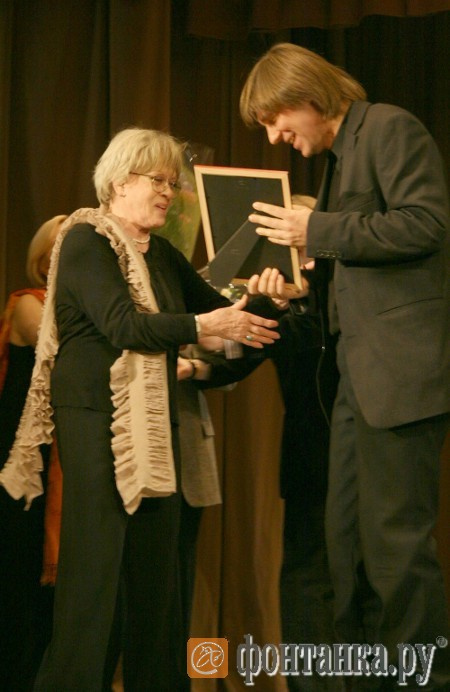 Алиса Фрейндлих вручает лауреатский диплом Андрею Князькову, основателю "Hand Made Theatre"