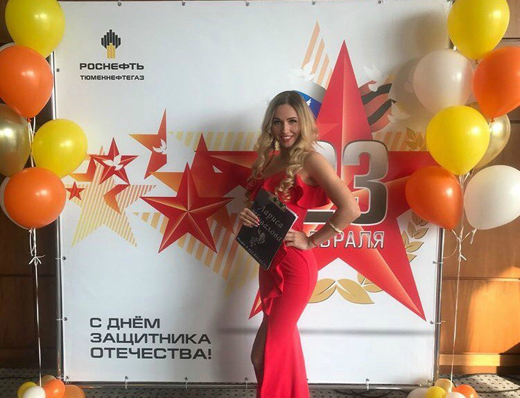 Красивое поздравление в солидной компании. Позади певицы - праздничный фотофон для отличных кадров