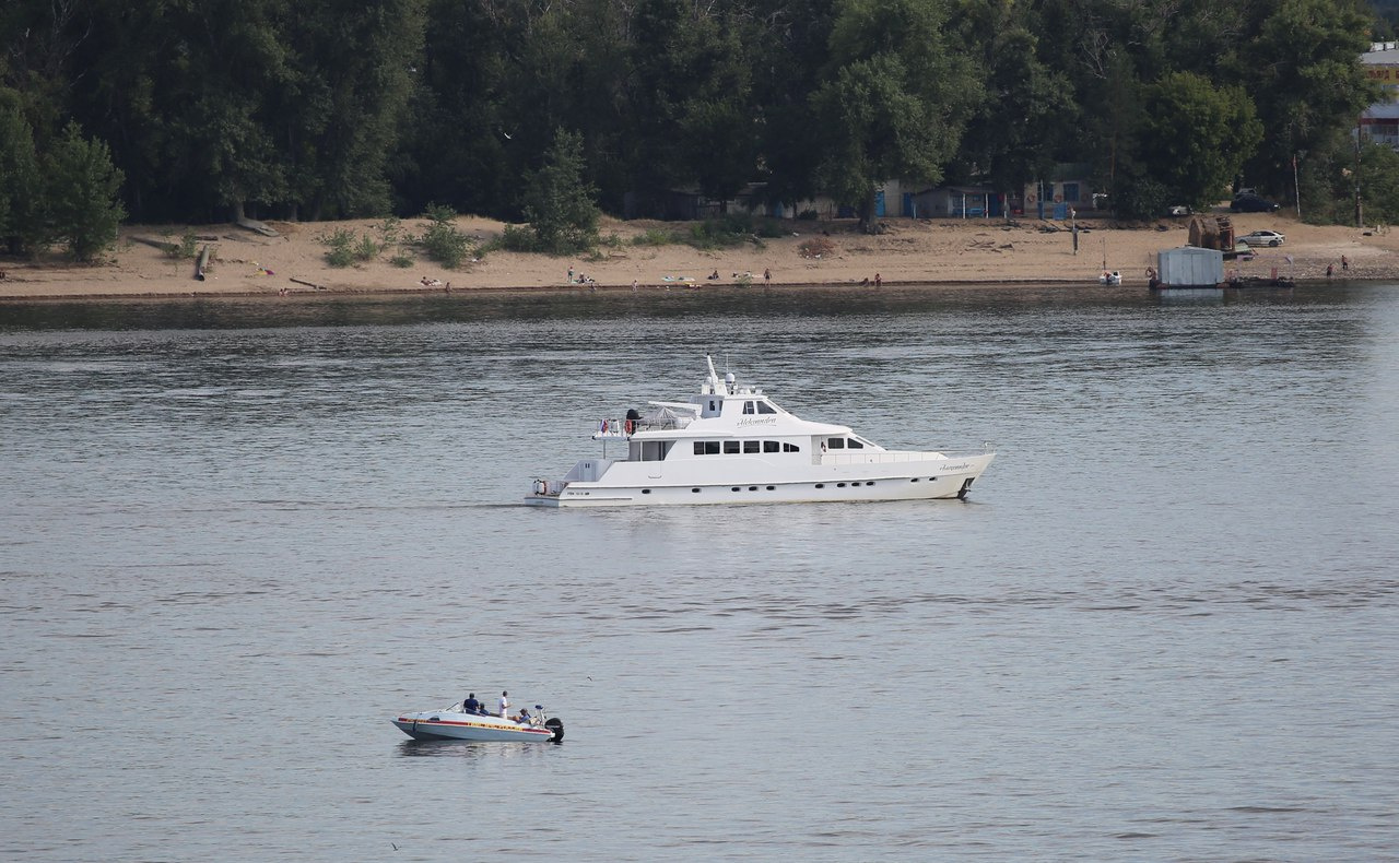 Дмитрий Медведев осматривал Волгу с борта шикарной яхты