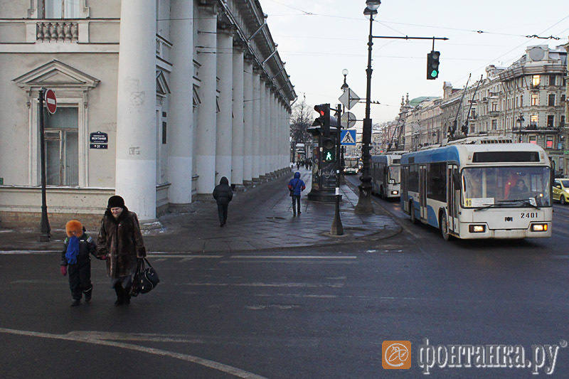 На центральных улицах города снег убран почти везде.