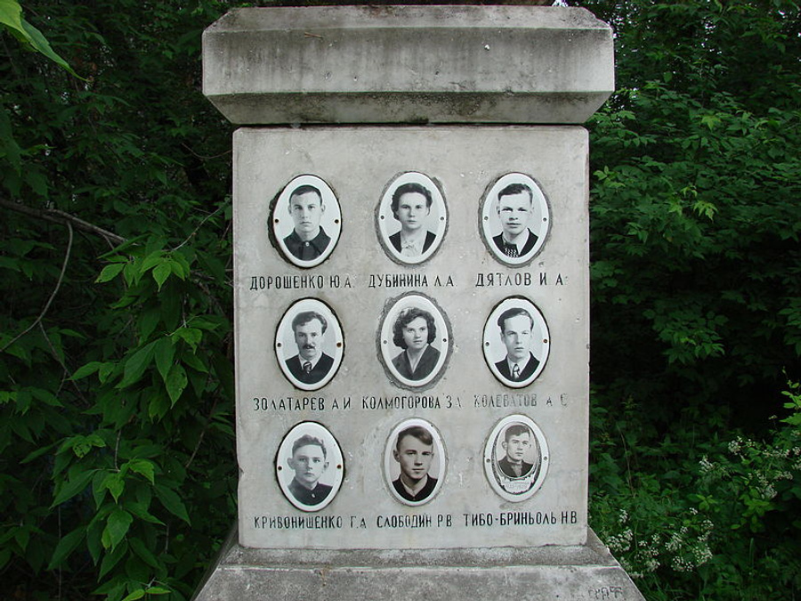 Здесь же стоит мемориал группе, которая загадочно погибла на перевале Дятлова.