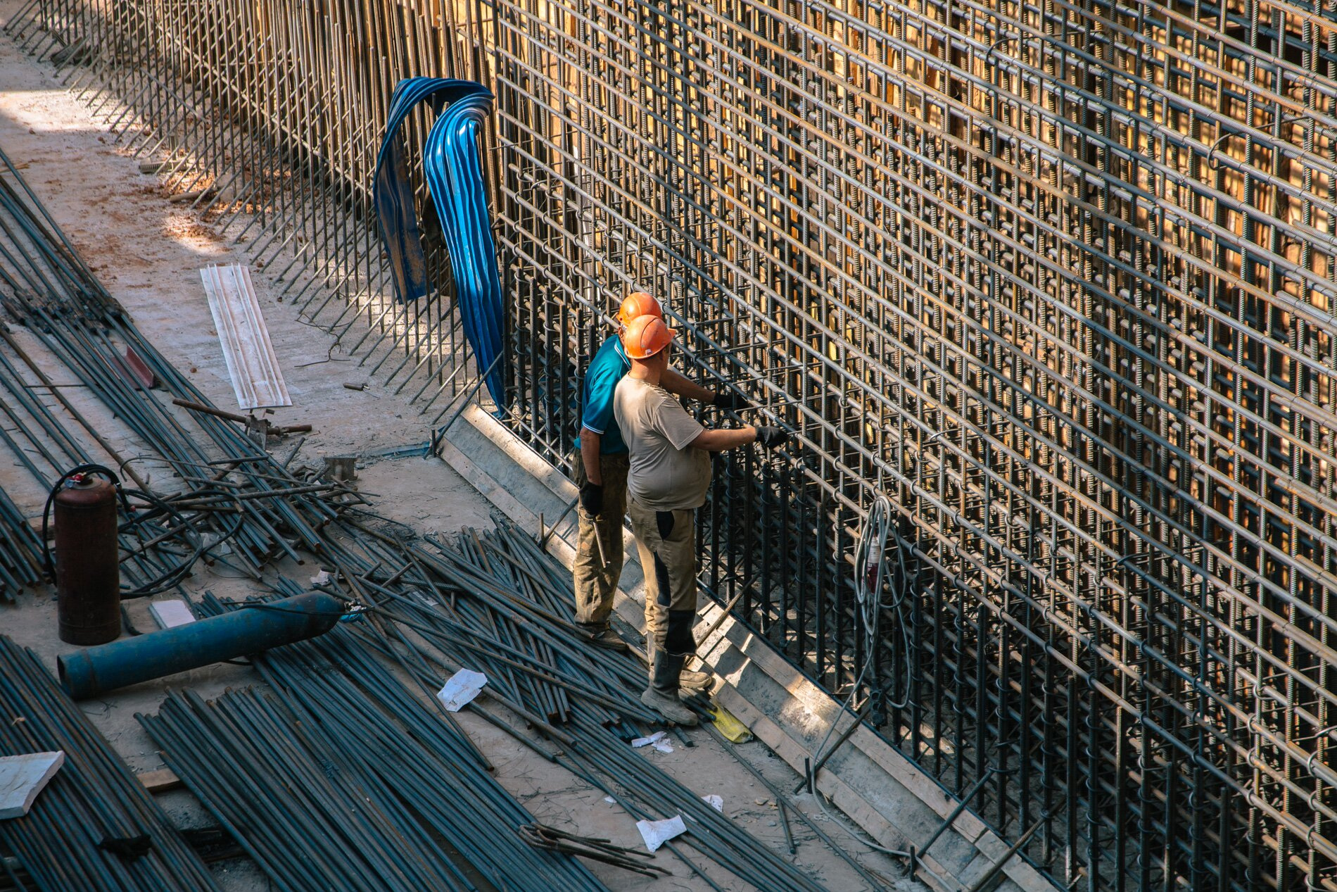 Рабочие укрепляют арматурой  стены  путепровода
