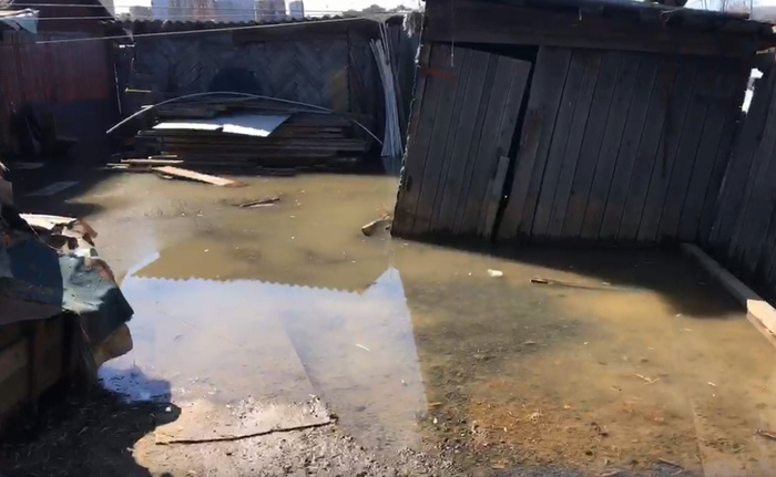 Двор у Нины Гвай тоже затопило. Вода заполнила и погреб под домом Двор у Нины Гвай тоже затопило. Вода заполнила и погреб под домом