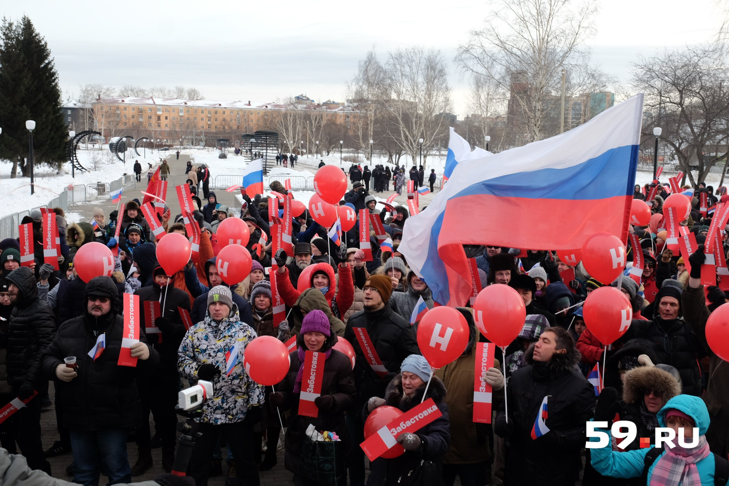 Перед началом митинга организаторы попросили участников собраться вместе и сфотографироваться