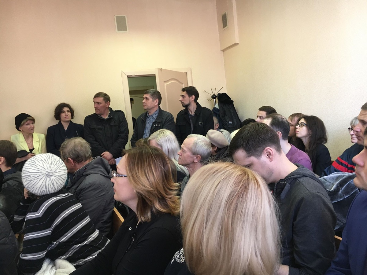 В зал заседаний попали лишь около 40 дольщиков и представители СМИ В зал заседаний попали лишь около 40 дольщиков и представители СМИ