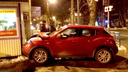 В Самаре такси вытолкнуло Nissan Juke в цветочный киоск