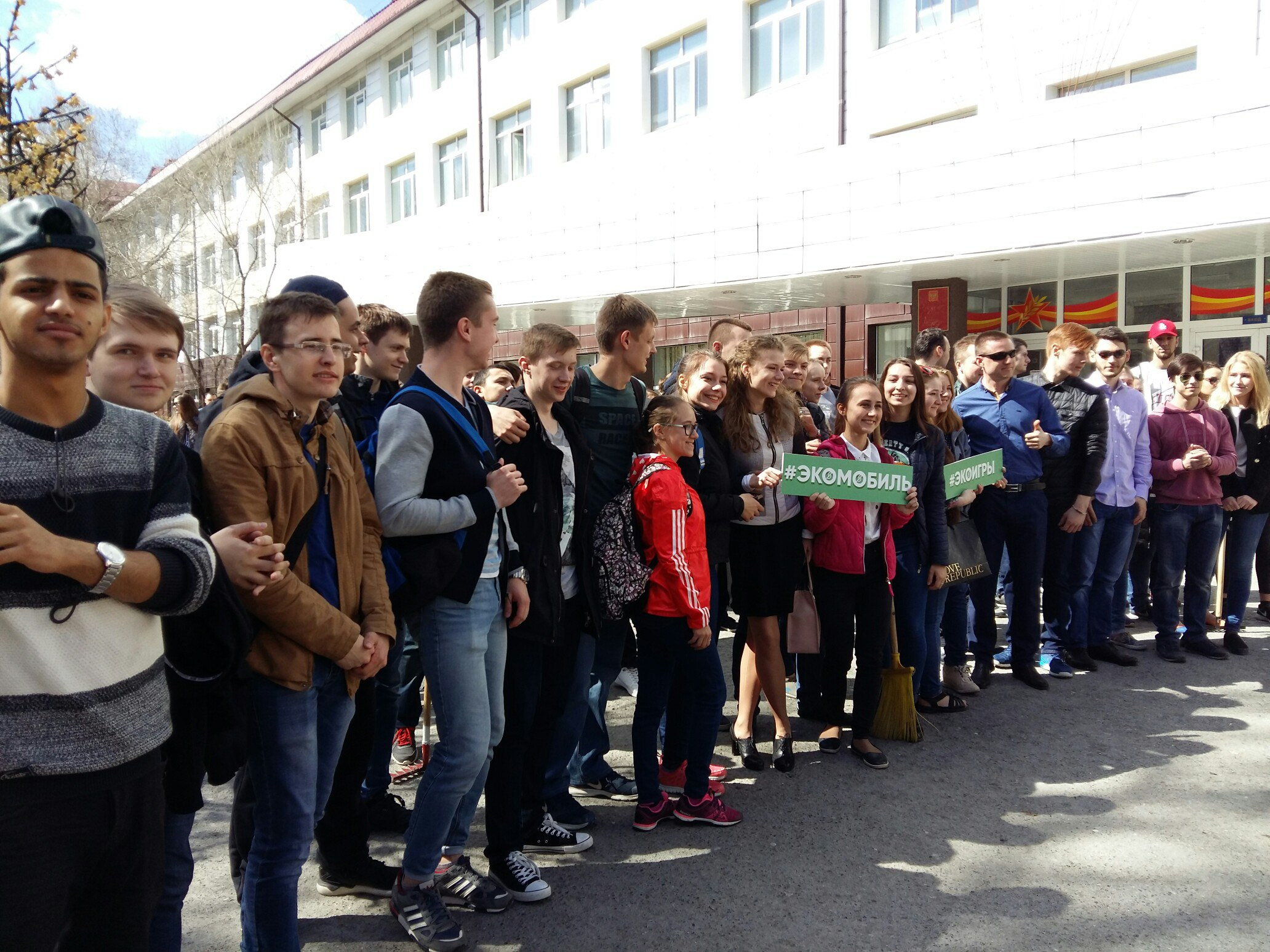 У ТИУ собралось около 80 человек. Все ждут Анну Семенович. У ТИУ собралось около 80 человек. Все ждут Анну Семенович.
