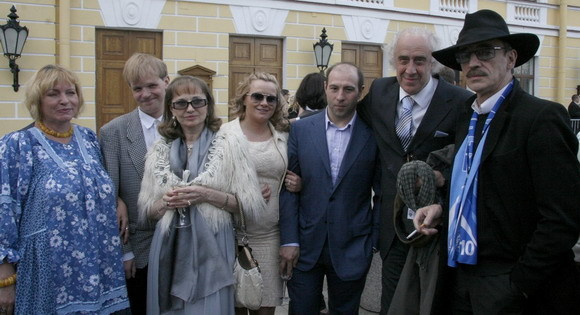 Татьяна Москвина с сыном, Лариса Луппиан, Максим Сушинский с супругой, Сергей Мигицко, Михаил Боярский.