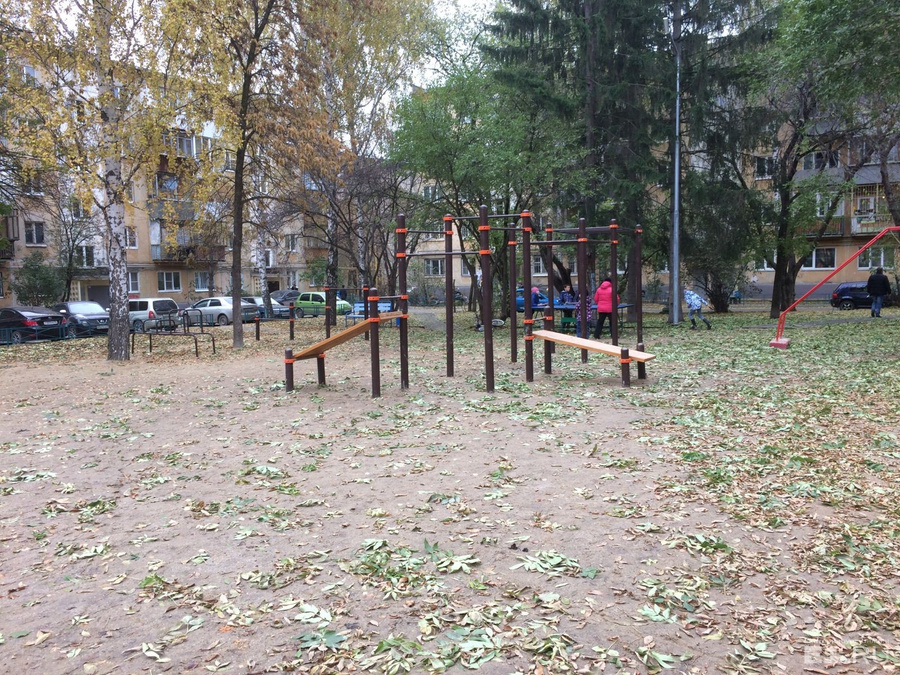 Простор на Агрономический: зона для воркаута, а за ней — столик для пинг-понга.