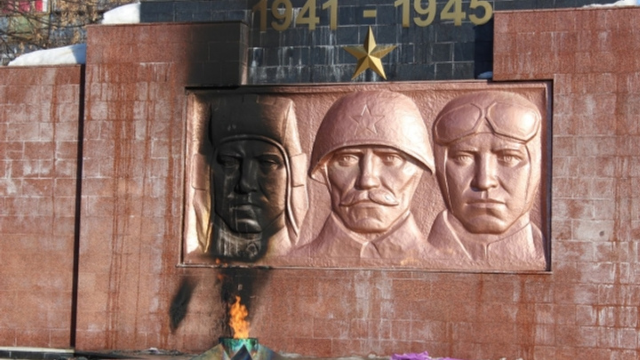 Мемориал у Вечного огня в Южноуральске полностью восстановили после поджога