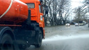В Ярославле поливальная машина намывала асфальт в дождь: видео