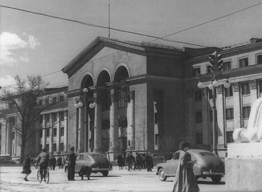 В 80-х годах на здании появился герб, который весит полторы тонны, и надпись: "имени А. М. Горького".
В 80-х годах на здании появился герб, который весит полторы тонны, и надпись: "имени А. М. Горького".