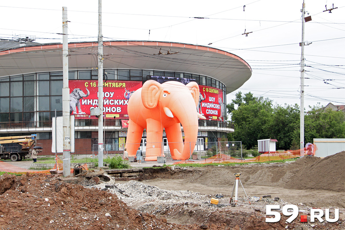 Большой оранжевый слон "наблюдает" за ремонтом Северной дамбы