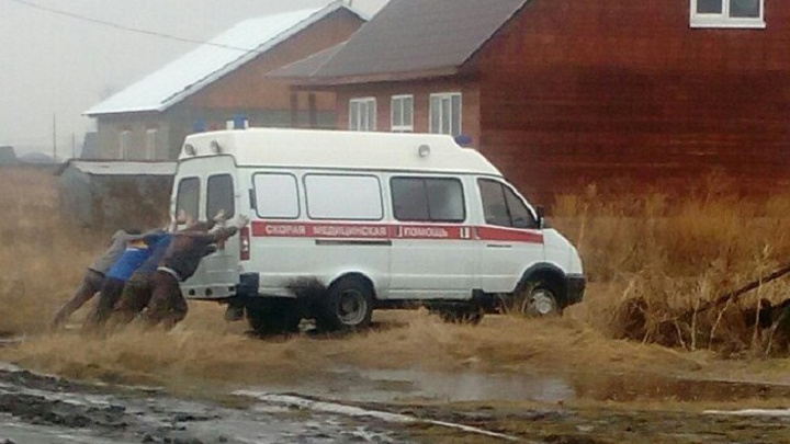 До пациента шли пешком: под Тюменью две машины скорой помощи застряли в грязи