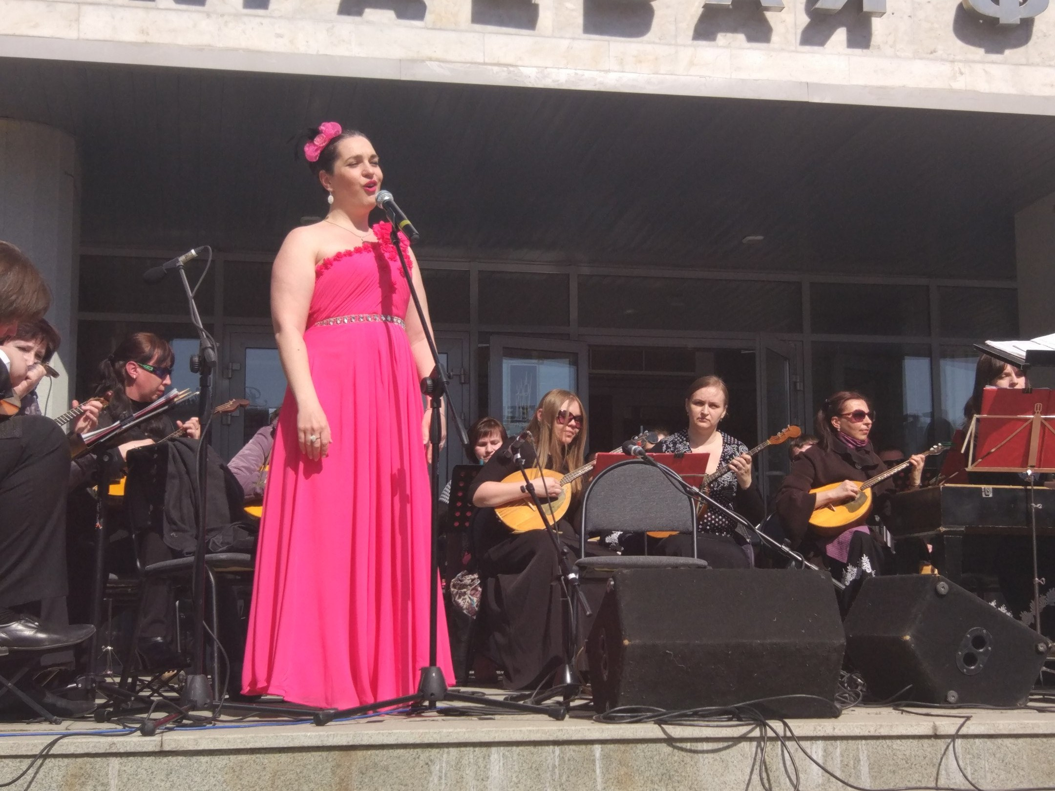 Артисты Пермской филармонии развлекают горожан на площади перед Органным залом