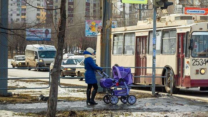 «Дочку из коляски хотели вытащить»: жительница Южного Урала заявила о попытке похищения ребёнка