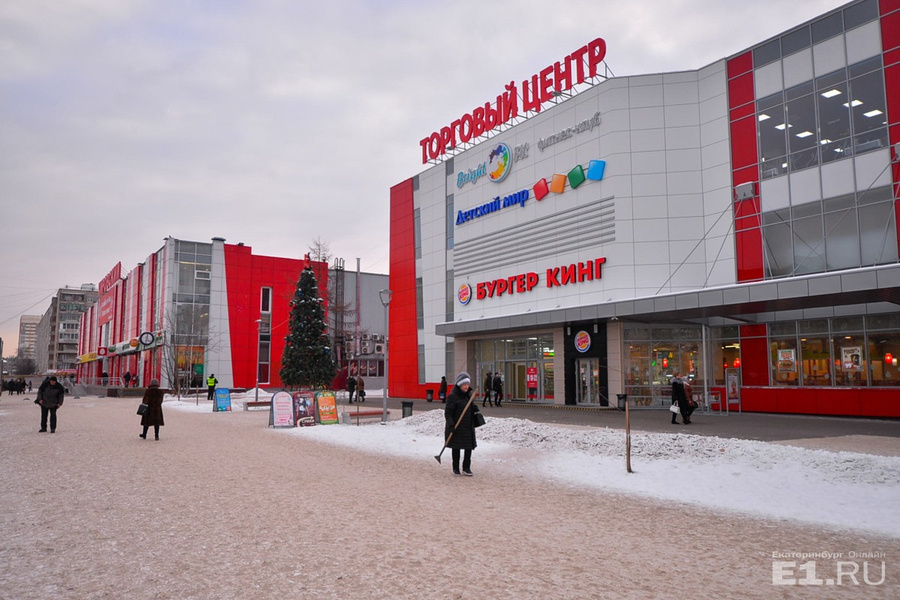 «Кировский» сдаёт в аренду 200 тысяч квадратных метров площадей. К примеру, рядом с первым магазином сети была построена вторая очередь