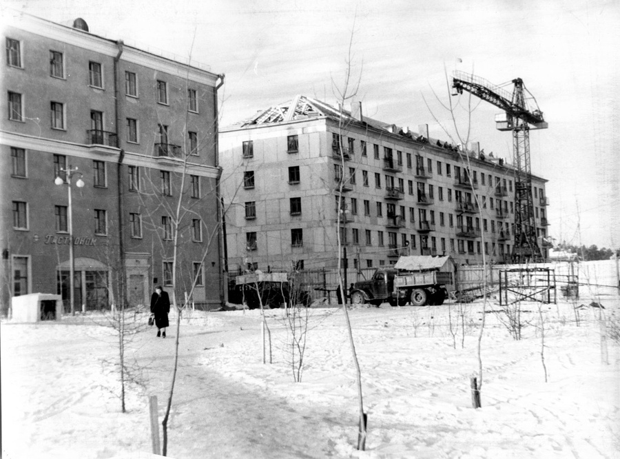 Грузовики возле стройплощадки дома № 12 по улице Титова.