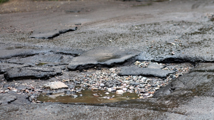 Ярославских чиновников заставили ремонтировать чужую дорогу