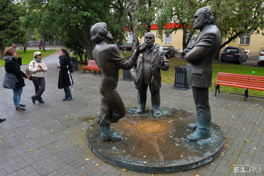 Три художника мирно беседуют на ул. Мичурина в любое время суток.