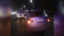 BMW X5 влетела на отбойник: водителя спасали десять человек