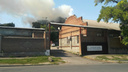 В Ростове горит бывшее общежитие