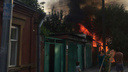 Ростовчане оттащили чужую машину от загоревшейся постройки