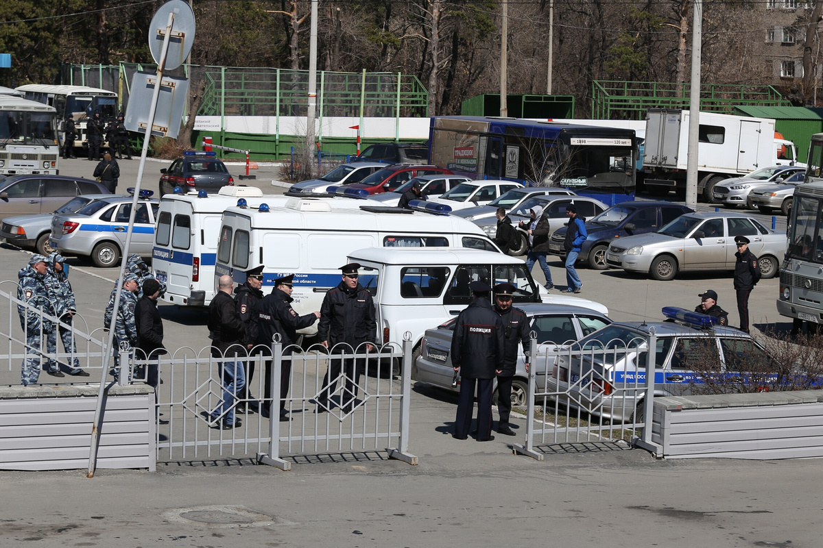 У памятника Курчатову уже собрались полицейские