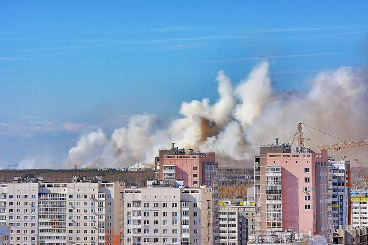 Пожар на челябинском заводе. Челябинск дым. Пожар в Челябинской области сейчас. Пожар в Челябинске сейчас. Пожары в Челябинске за последние сутки.