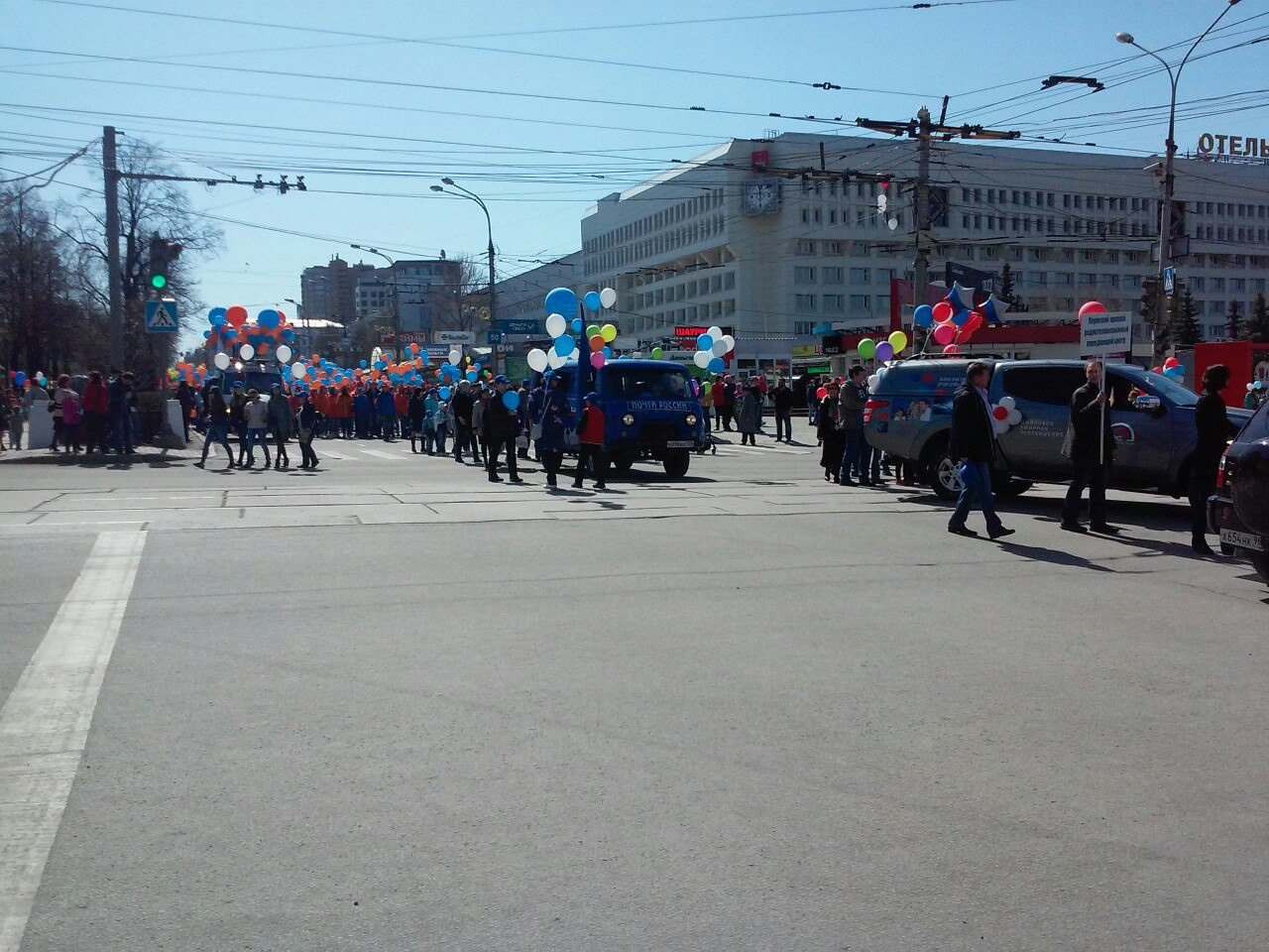 Первые участники заканчивают шествие и сворачивают с Компроса на Ленина