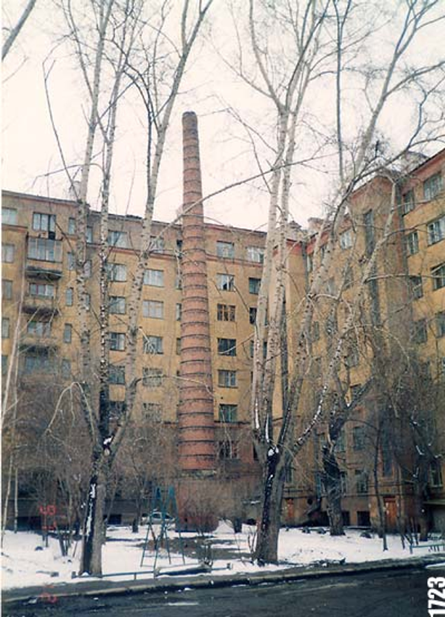 Так еврейский дом выглядел в 1997 году. Тогда во дворе стояла кирпичная труба. Так еврейский дом выглядел в 1997 году. Тогда во дворе стояла кирпичная труба.