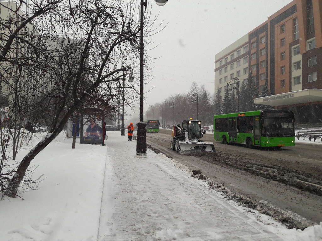 Водители автобусов из-за кучи снега не переживают. Для них есть выделенная полоса для движения