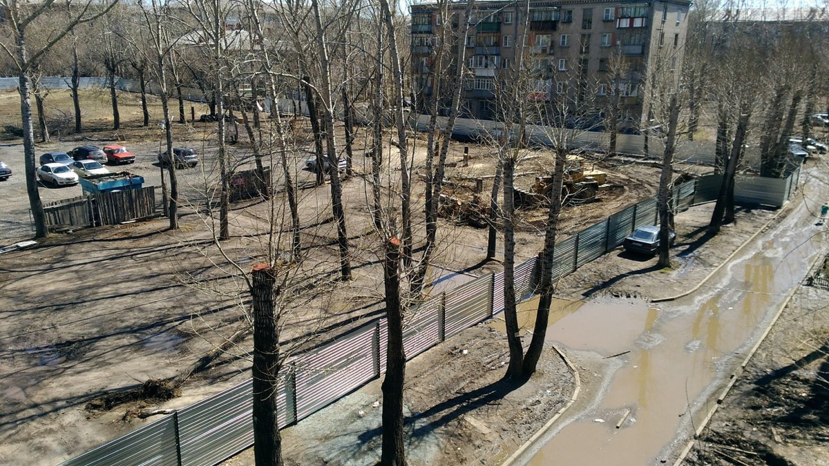 По словам застройщика, на месте стройки была незаконная парковка По словам застройщика, на месте стройки была незаконная парковка