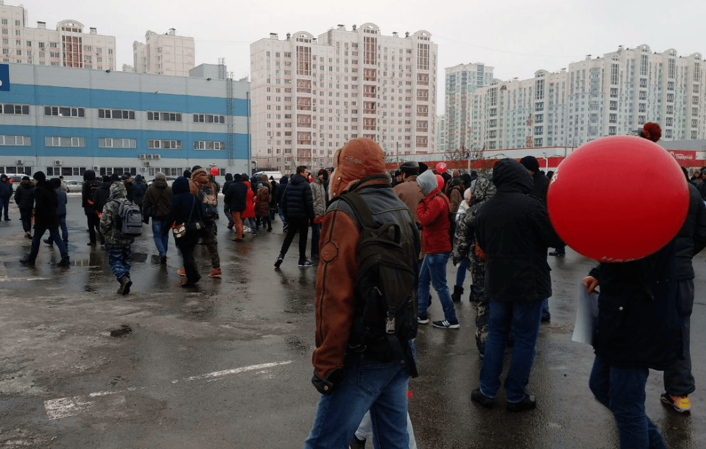 Мероприятие завершилось, и горожане поспешили покинуть площадку