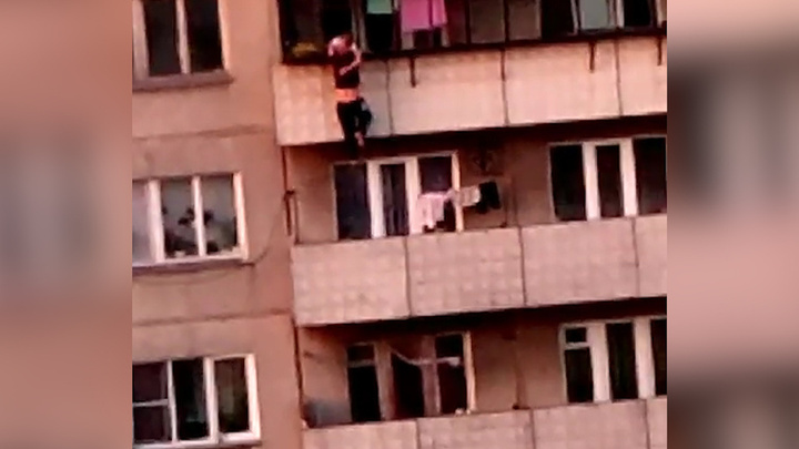 «Человека-паука» на шестом этаже челябинского дома сняли на видео